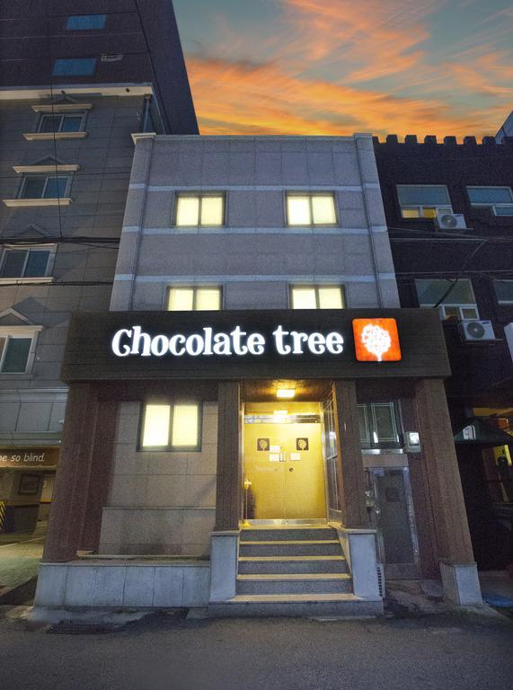 Готель Chocolate Tree Sinchon Сеул Екстер'єр фото